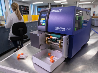 405w Brady-Lab-i7100-vial-tube-app-Pic-800x600